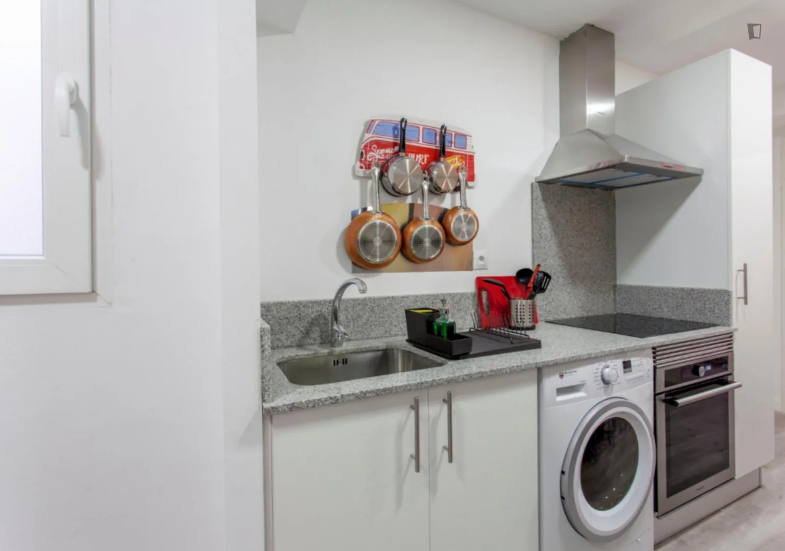 Quarto acessível para estudantes com iluminação ampla em