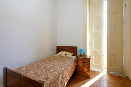 Quarto para alugar com cama de casal em Coimbra