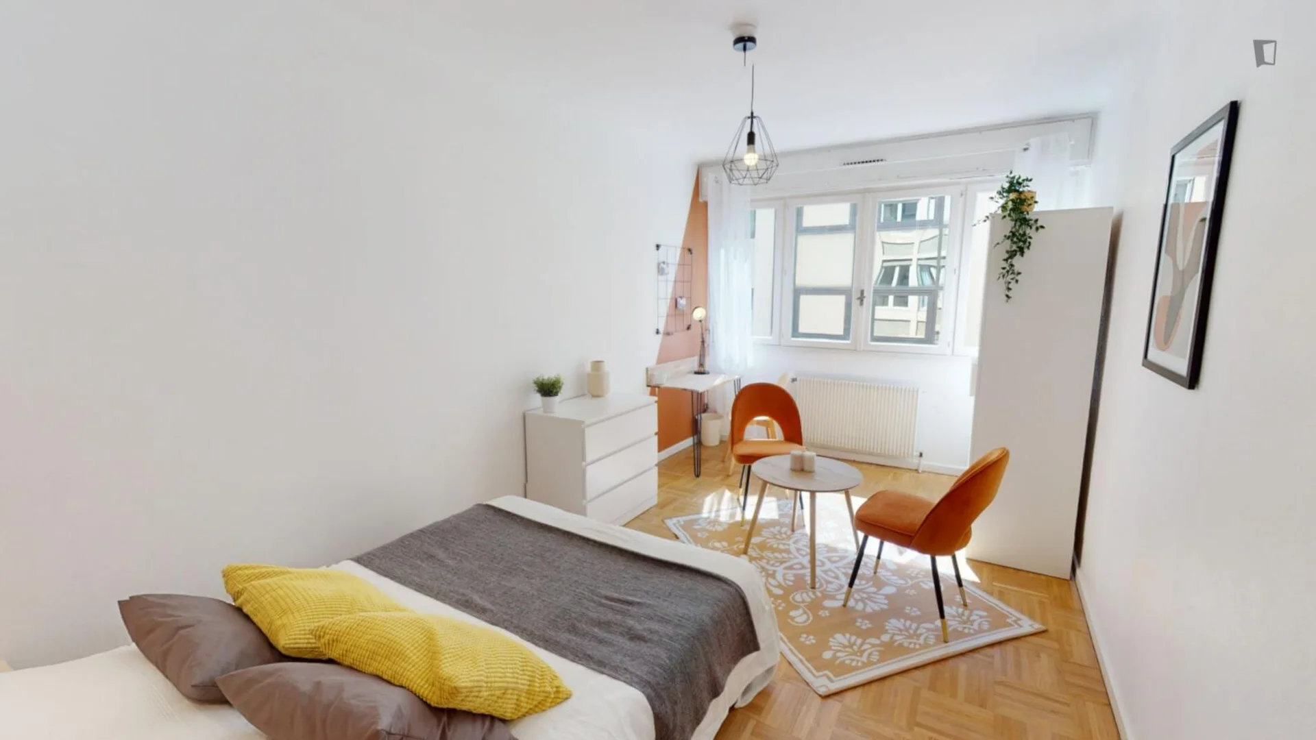 Bright and airy student room with easy university access in 