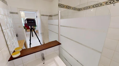 Private room at rue des Emeraudes, image 14 of 17