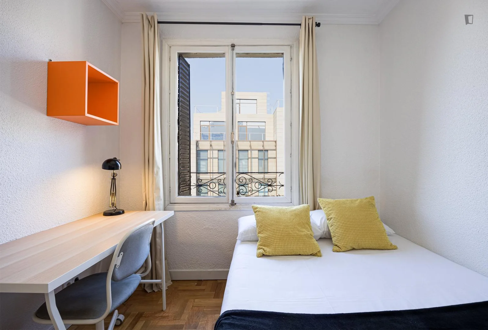 'da üniversiteye kolay erişime sahip aydınlık ve havadar öğrenci odası