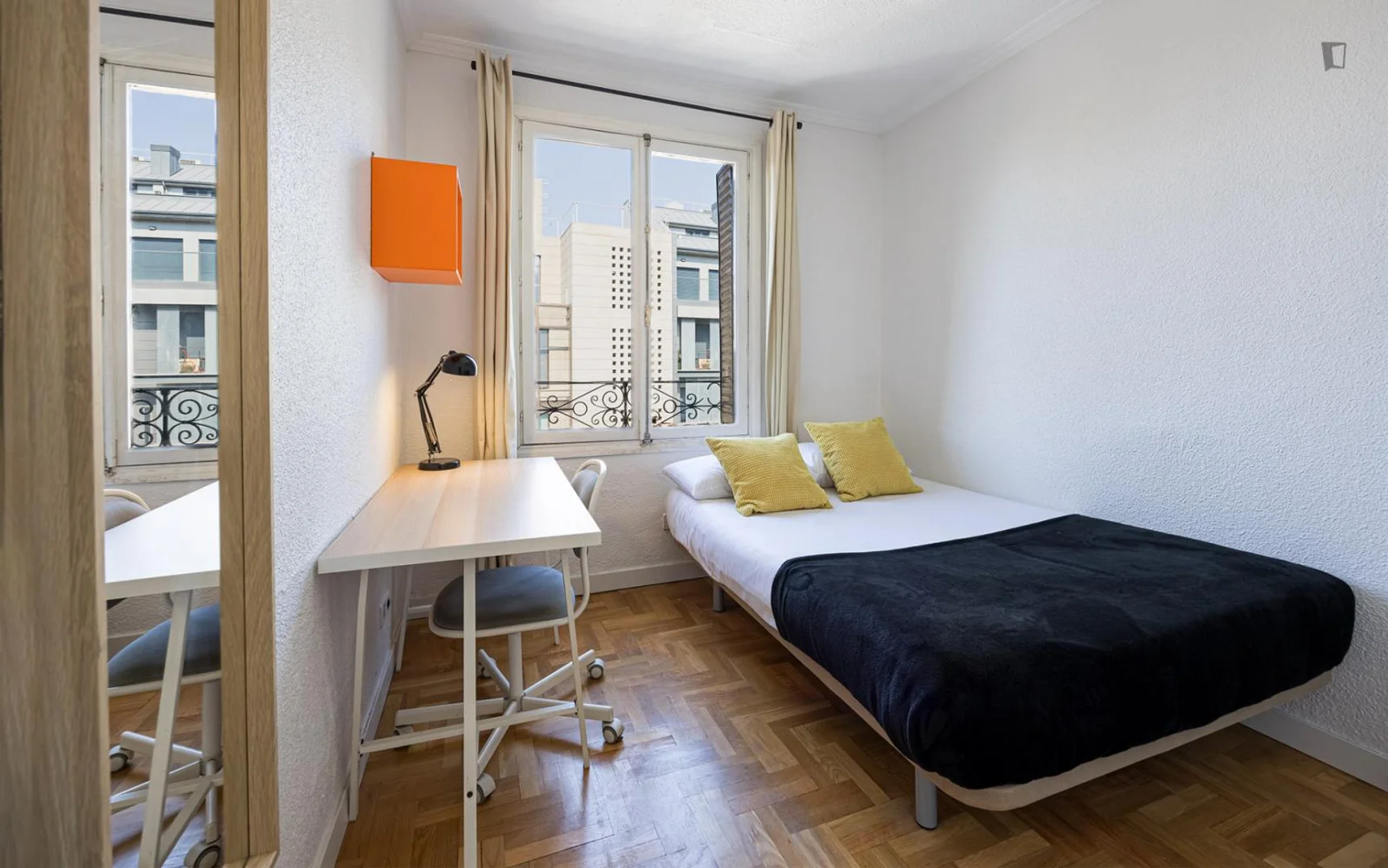 'da çalışma alanı ve ortak tesisler bulunan öğrenci odası