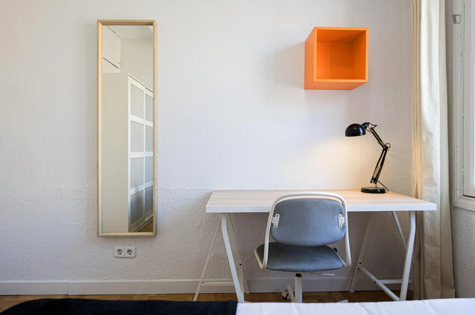 'da ders çalışmak için mükemmel olan fonksiyonel öğrenci odası