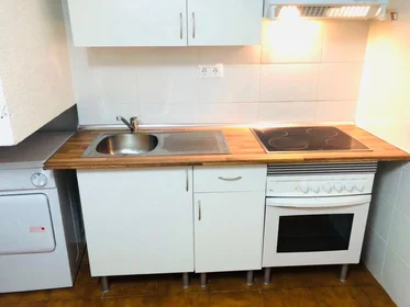 Quarto privado em calle Roncesvalles Villanueva de la Cañada, imagem 42 de 49