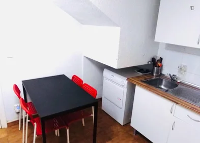 Quarto privado em calle Roncesvalles Villanueva de la Cañada, imagem 45 de 49