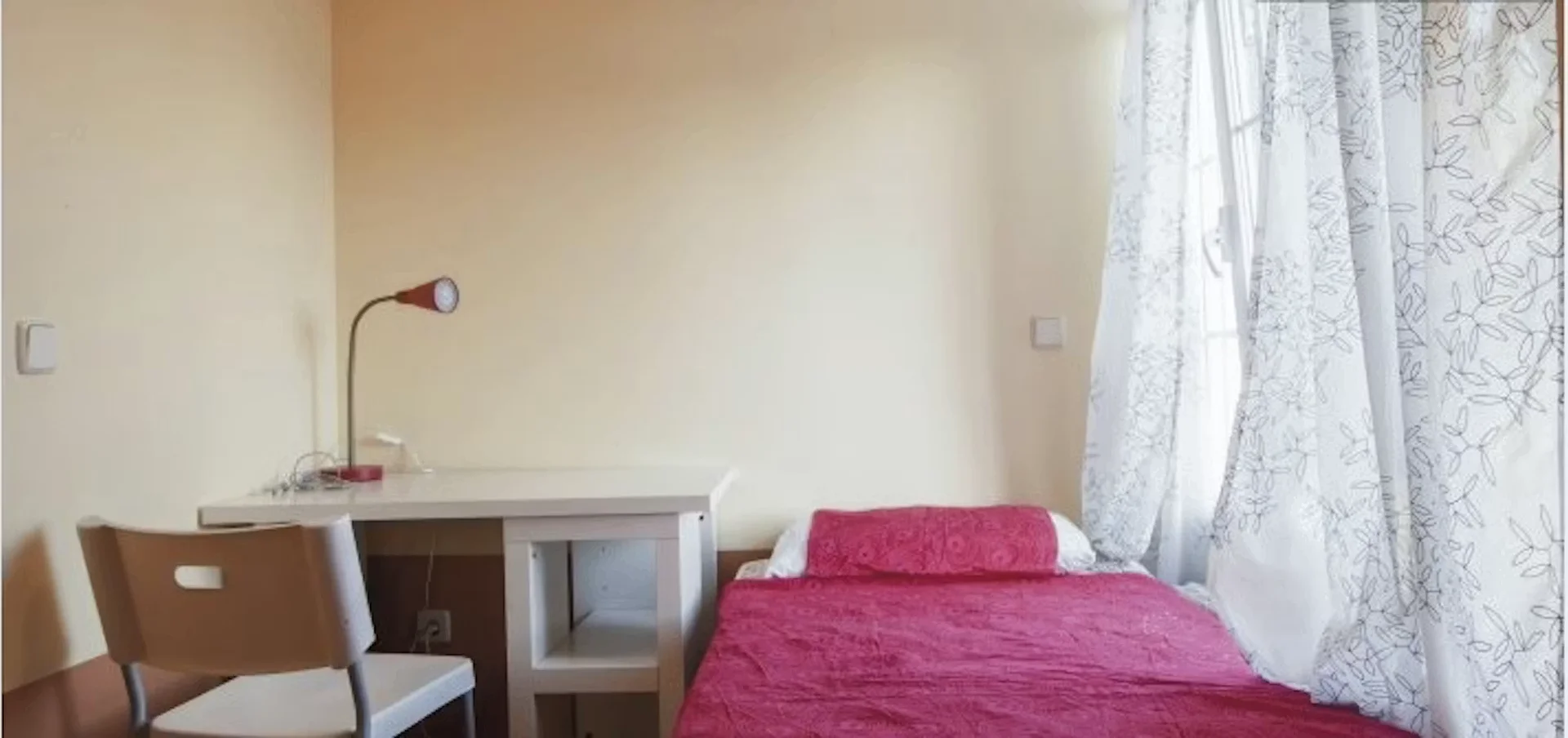 Funkcjonalny pokój studencki idealny do nauki w 