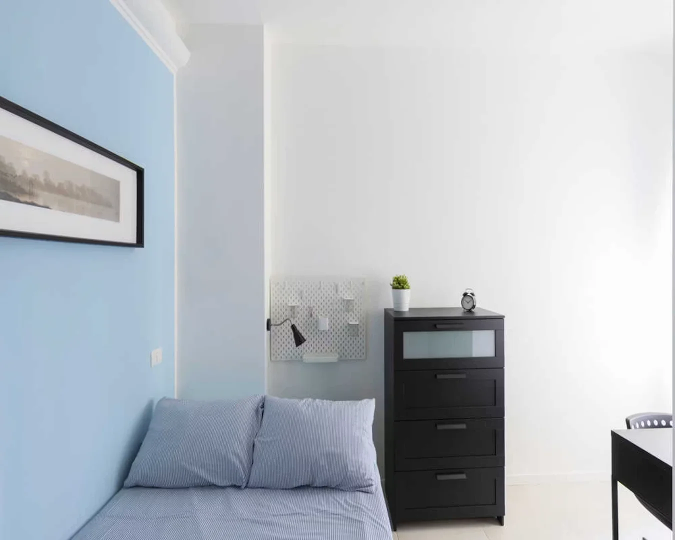 Quarto de estudante em  com área de estudo e instalações partilhadas
