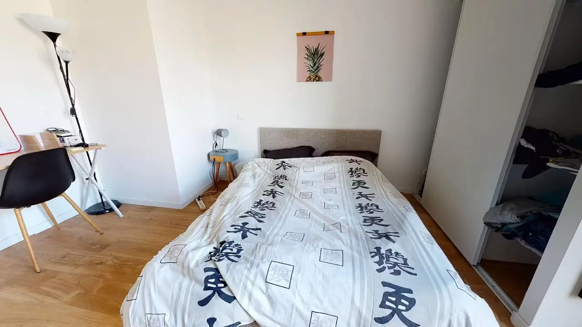 Habitación estudiantil funcional perfecta para estudiar en 