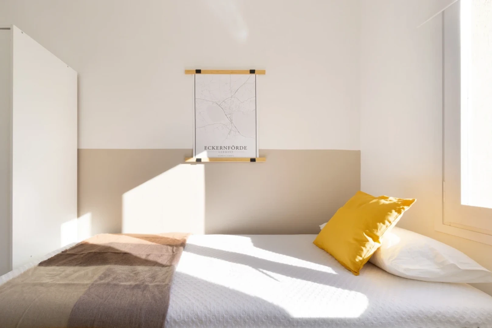 Bright private room in Girona