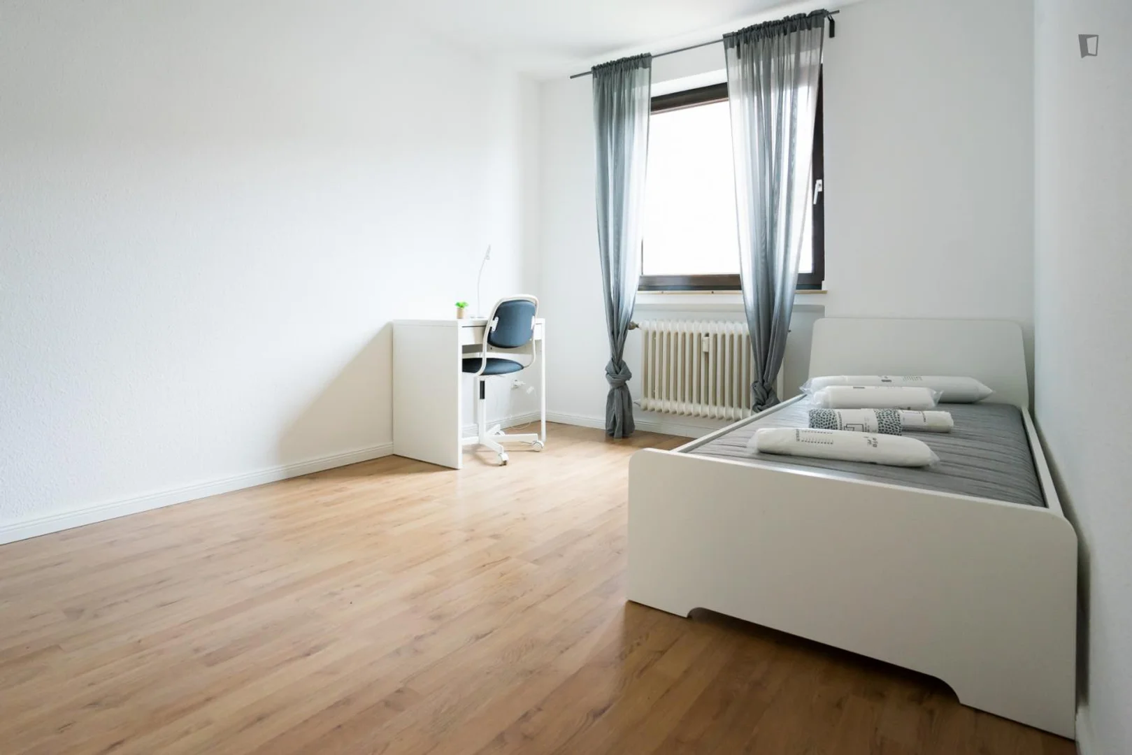 Comfortable and spacious student room in 