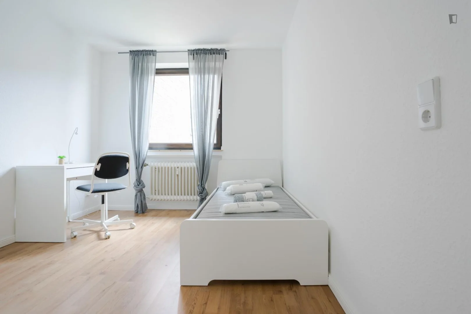 Room for rent in student apartment in , fully furnished