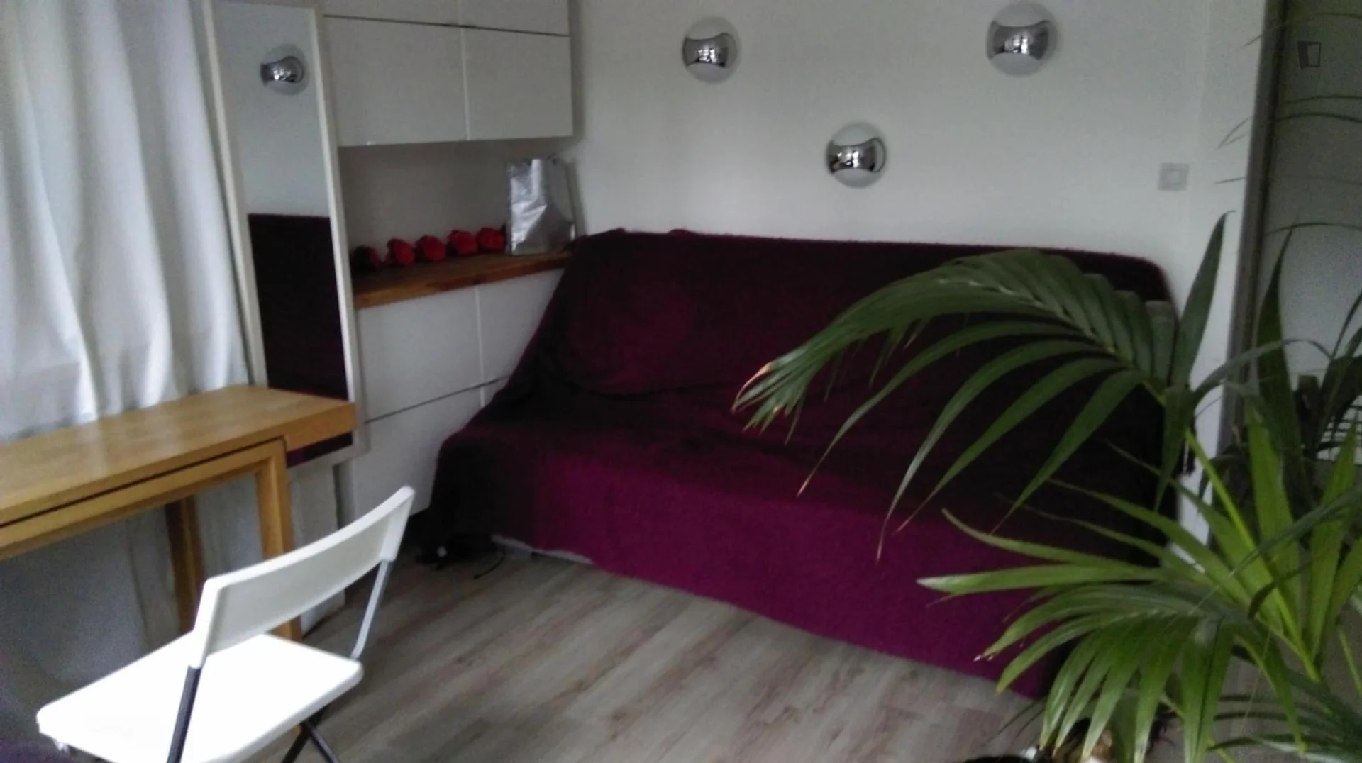 Quarto de estudante económico com localização conveniente em 