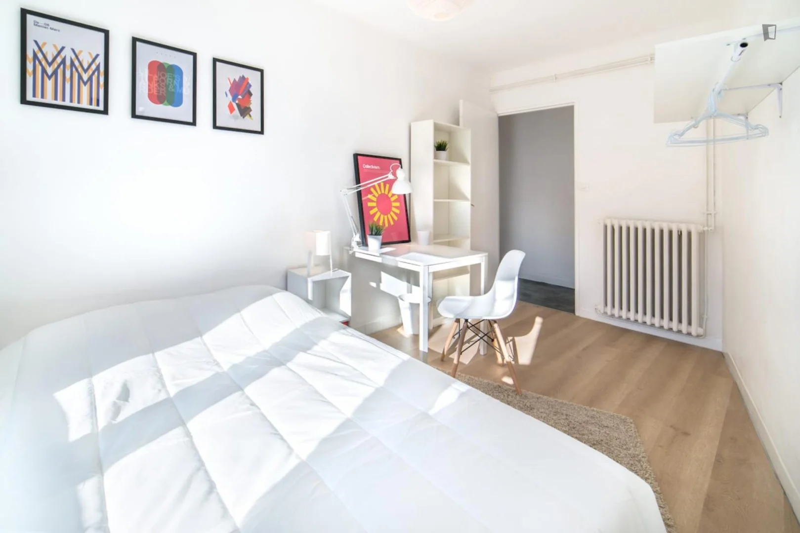 Chambre abordable pour les étudiants avec un bon éclairage dans 
