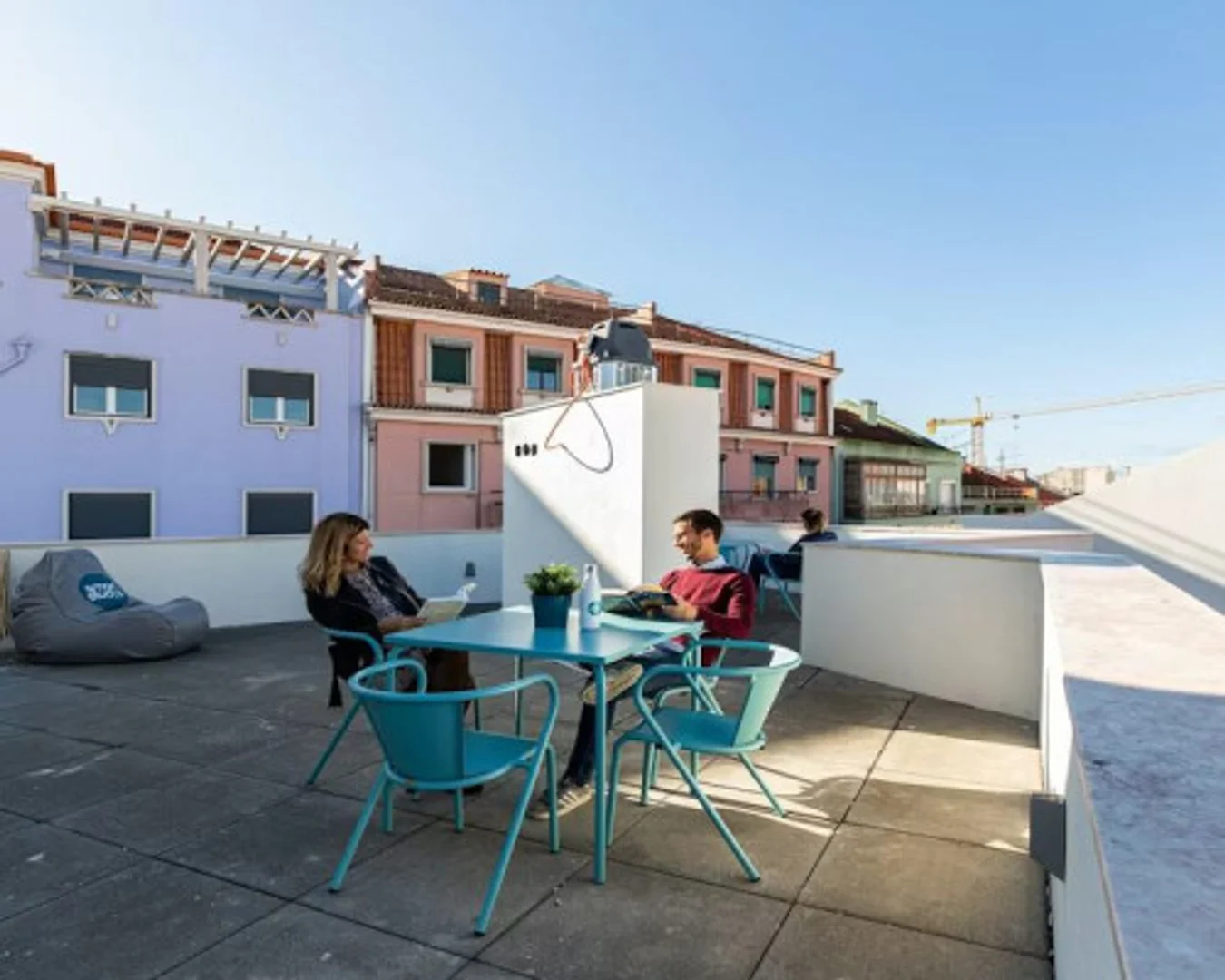 Stanza economica per studenti con ampia illuminazione in 