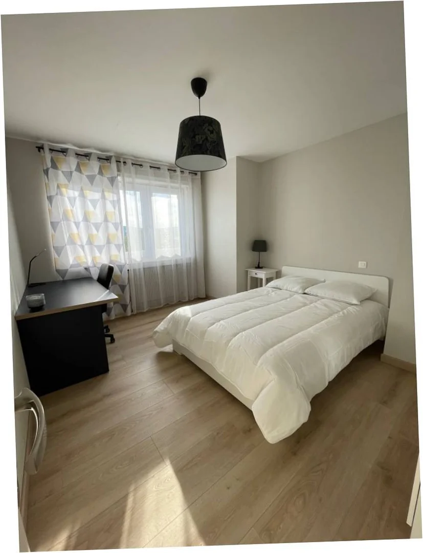 Comfortable and spacious student room in 