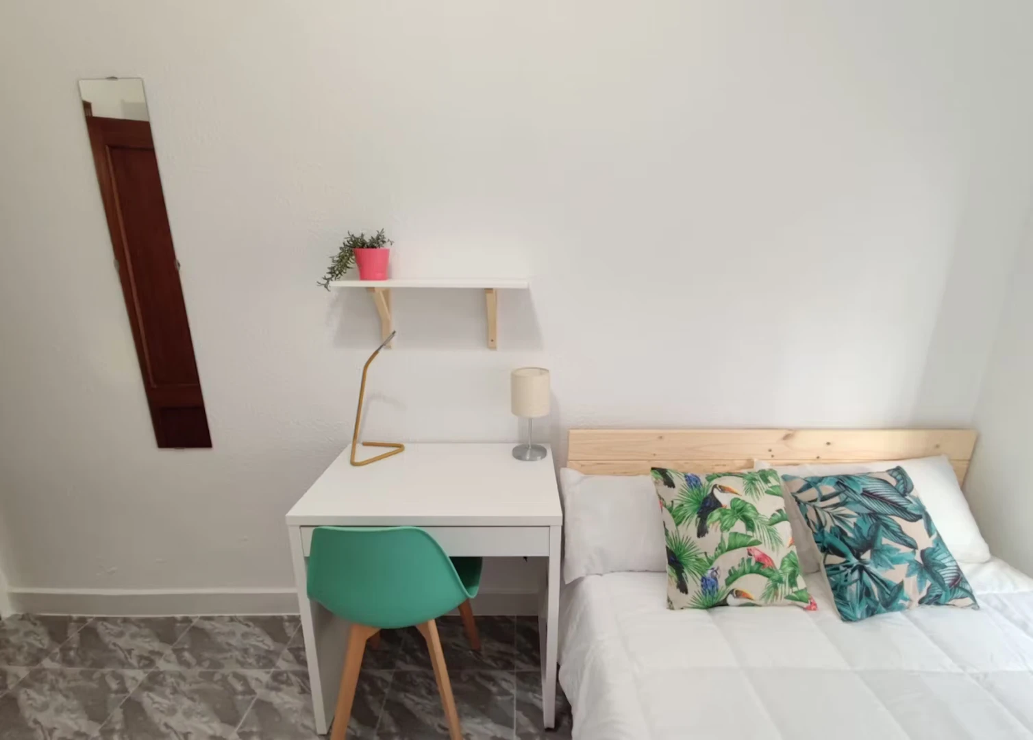 Cheap private room in Granada