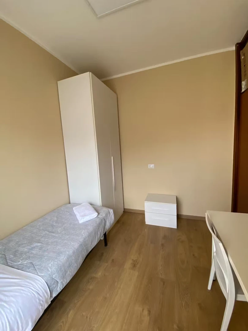 Chambre confortable pour étudiants disponible dans 