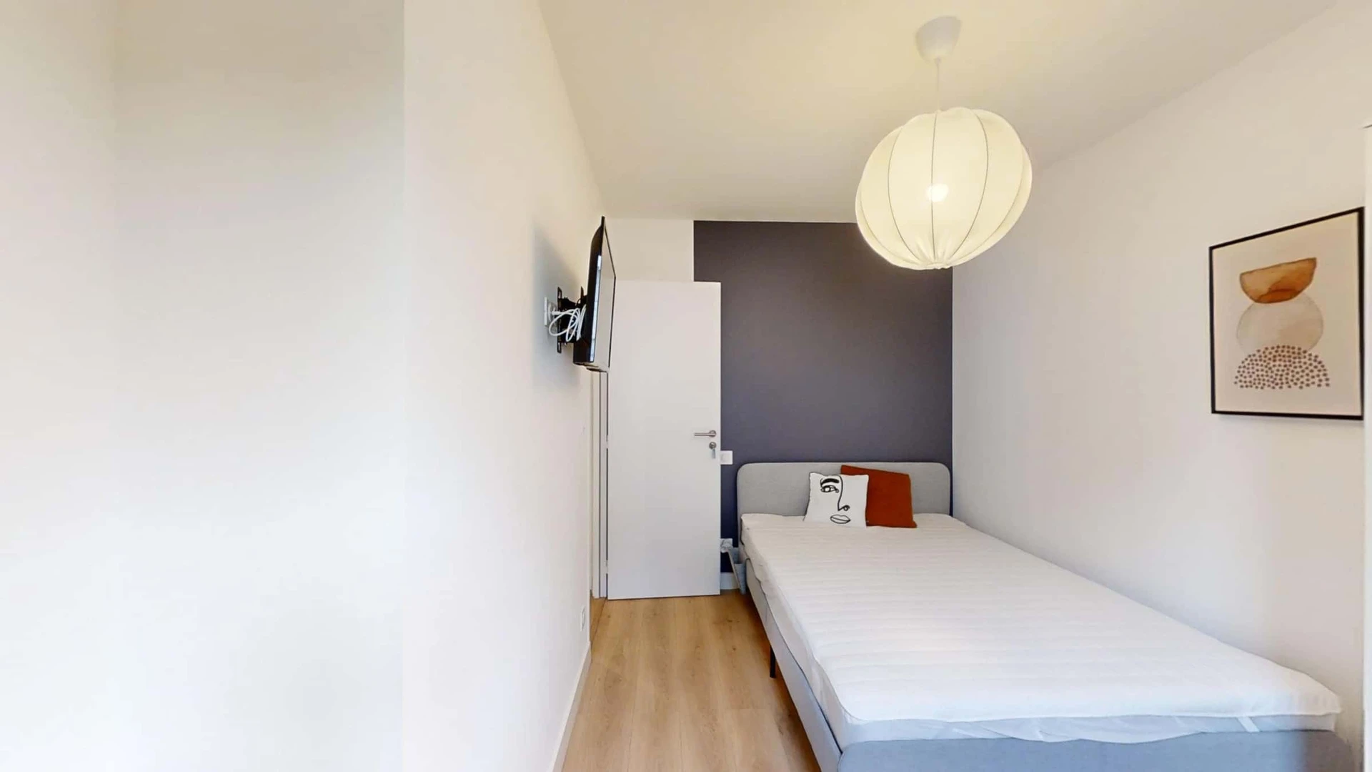 Renting rooms by the month in Angers