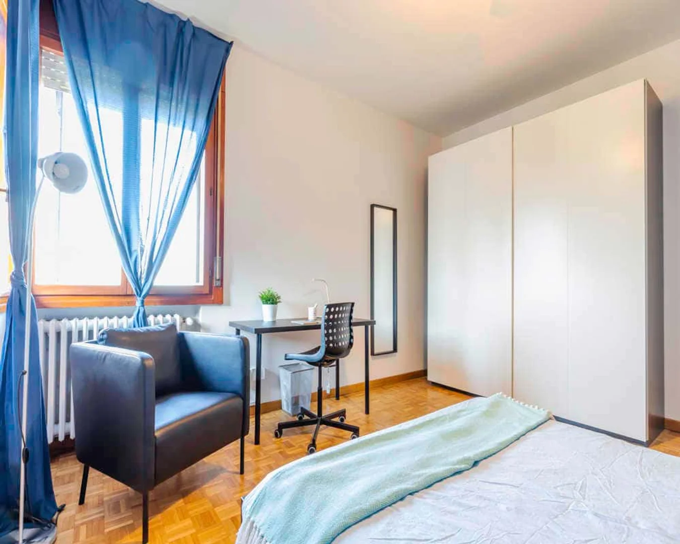 Habitación estudiantil luminosa y aireada con fácil acceso a la universidad en