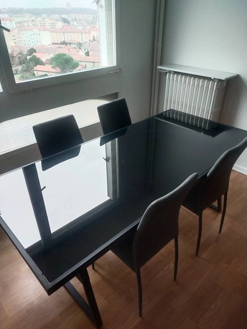 Funkcjonalny pokój studencki idealny do nauki w 