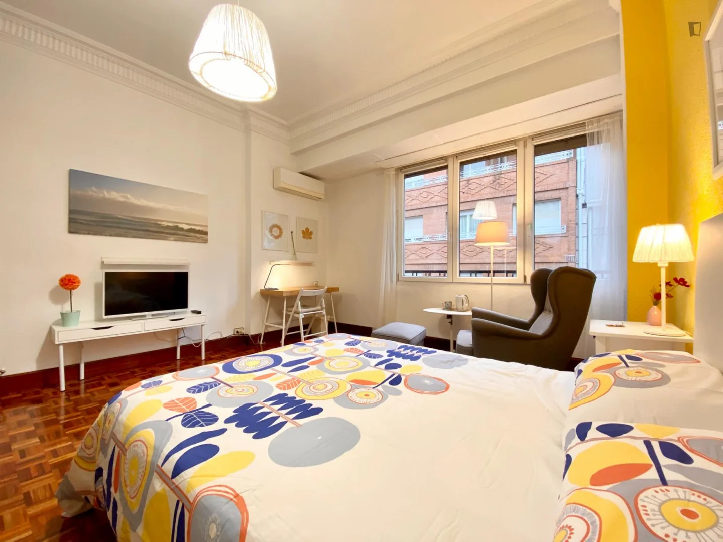 Comfortable and spacious student room in 