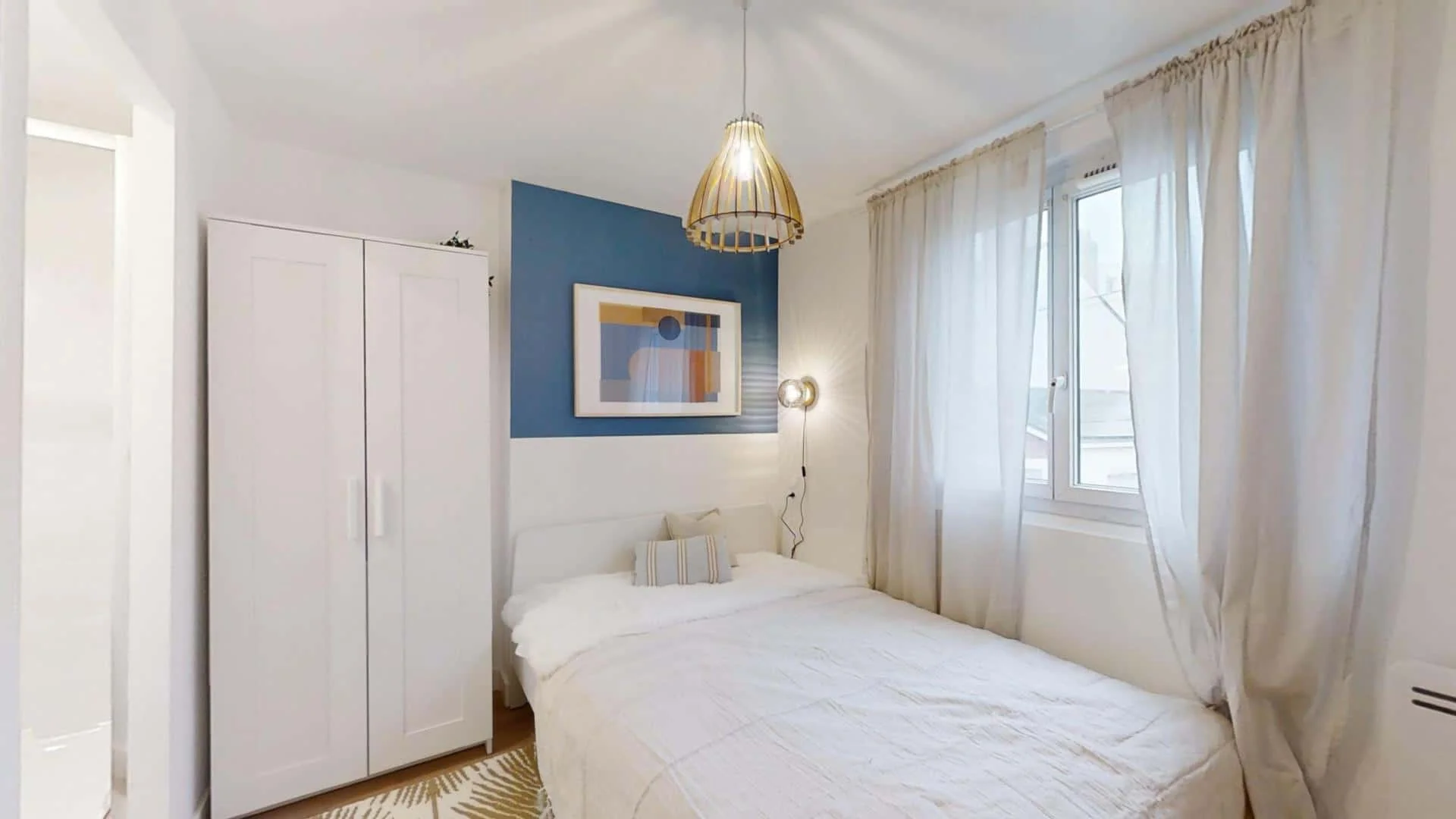 Habitación estudiantil funcional perfecta para estudiar en 