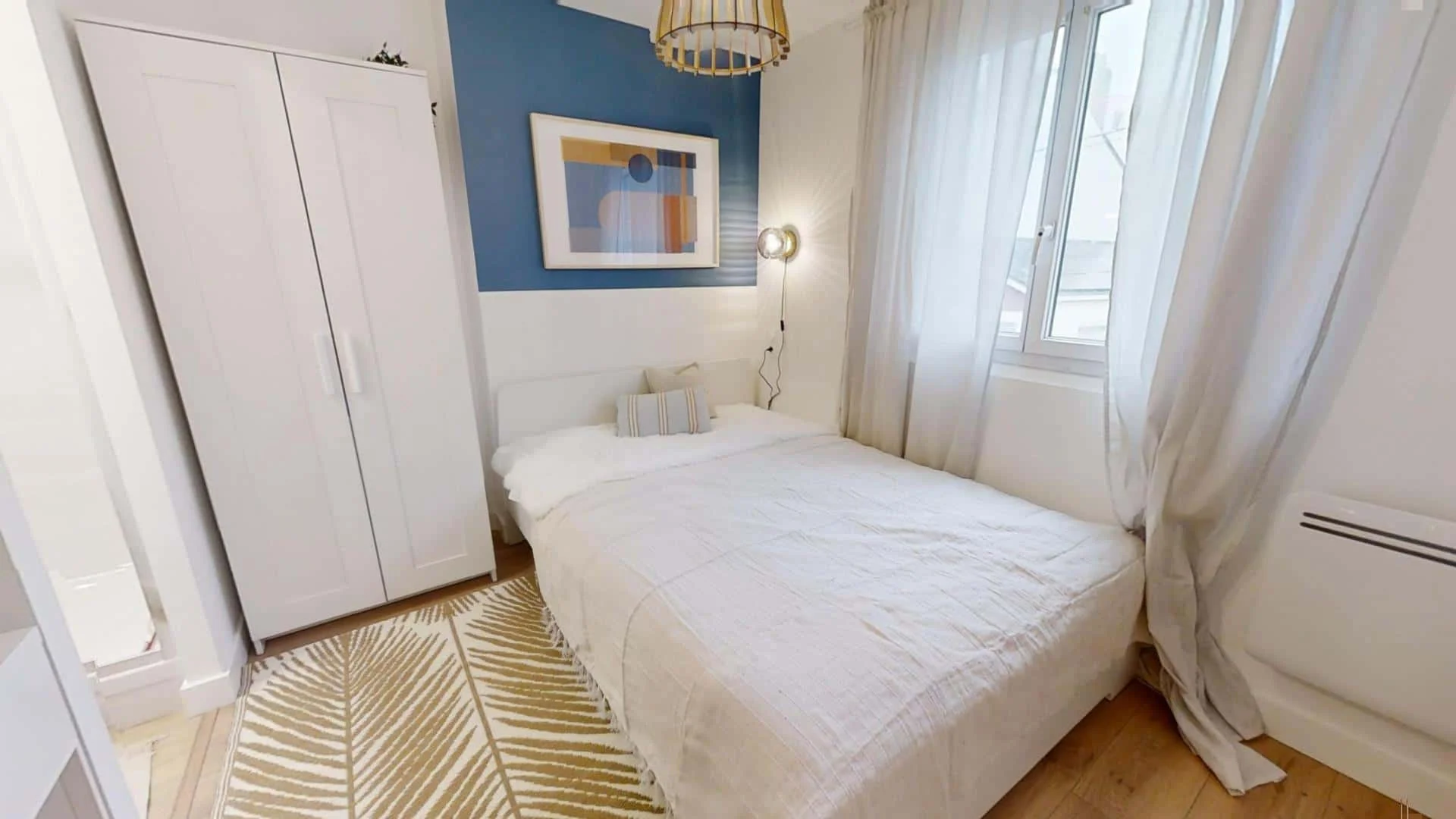 Habitación estudiantil luminosa y aireada con fácil acceso a la universidad en 