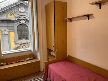Pokój do wynajęcia we wspólnym mieszkaniu w Neapol