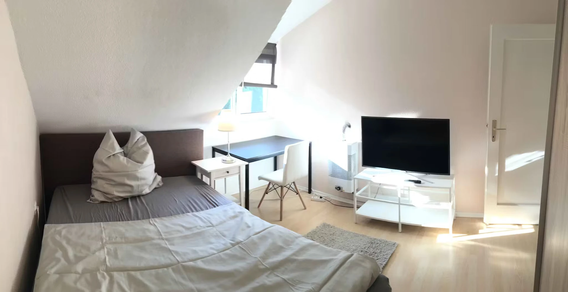 Bright private room in Stuttgart
