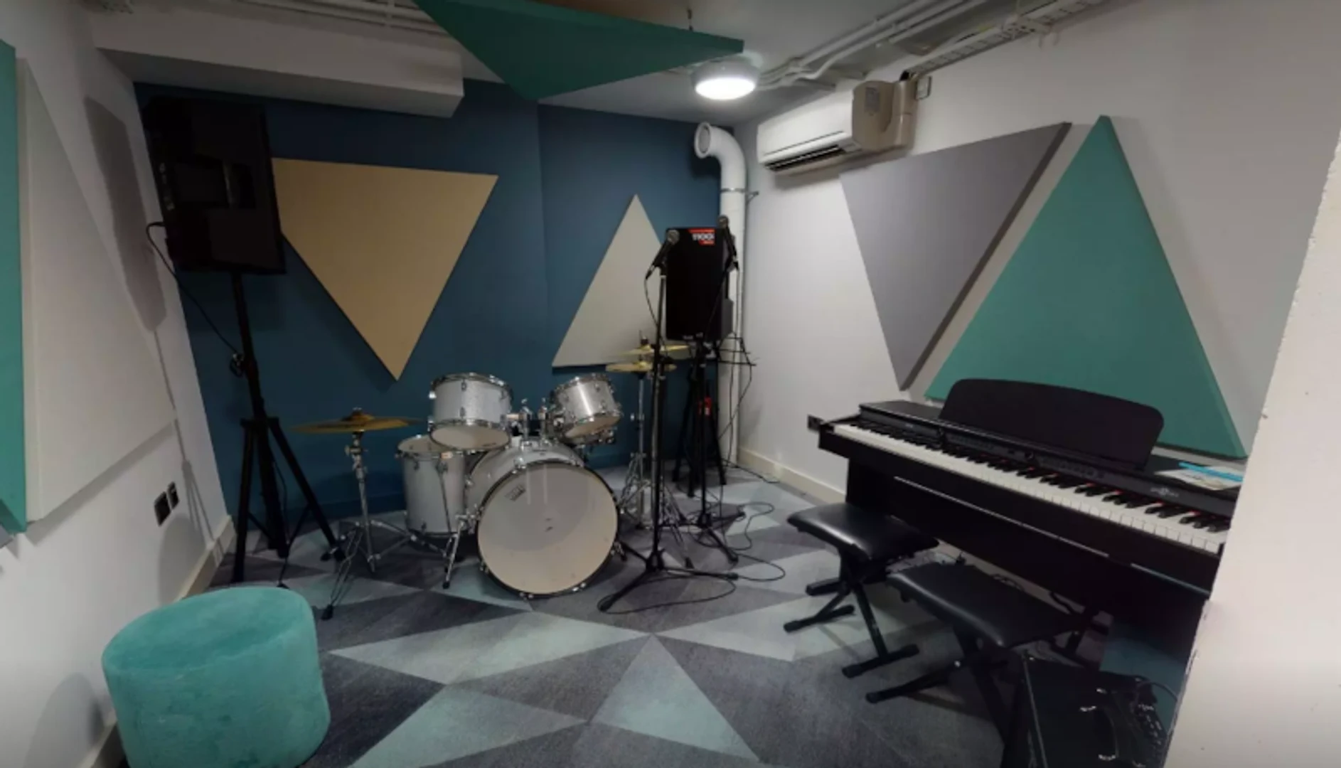 Very bright studio for rent in Bristol