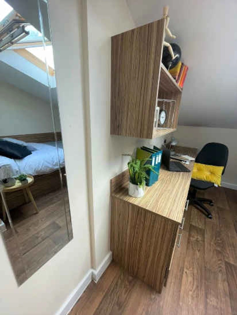 Renting rooms by the month in Chester