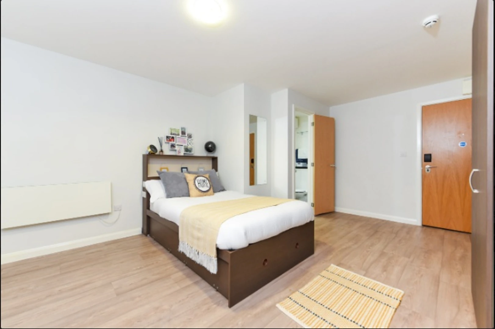 Renting rooms by the month in Swansea