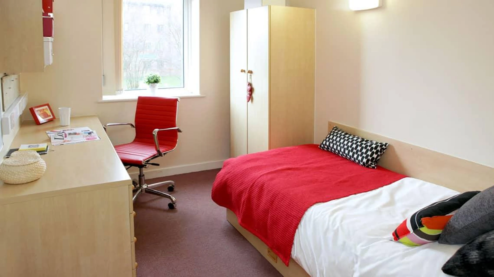 Cheap private room in Preston
