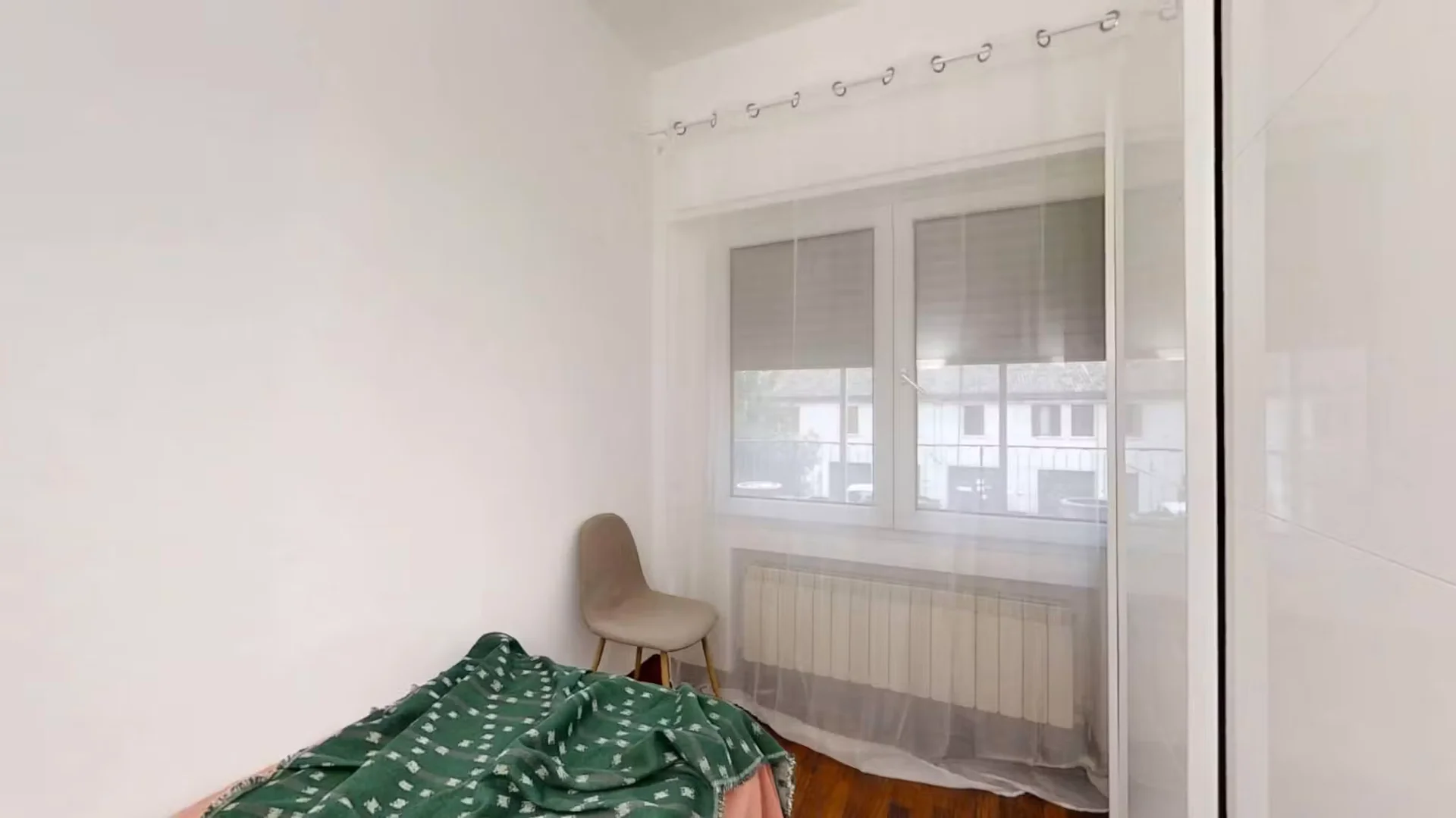 Habitación estudiantil económica cerca del campus en