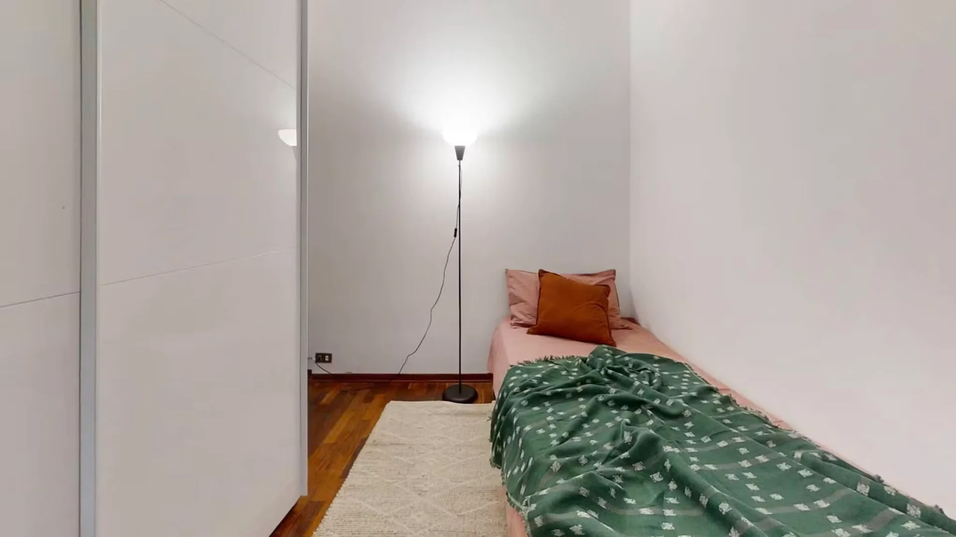 Habitación estudiantil funcional perfecta para estudiar en