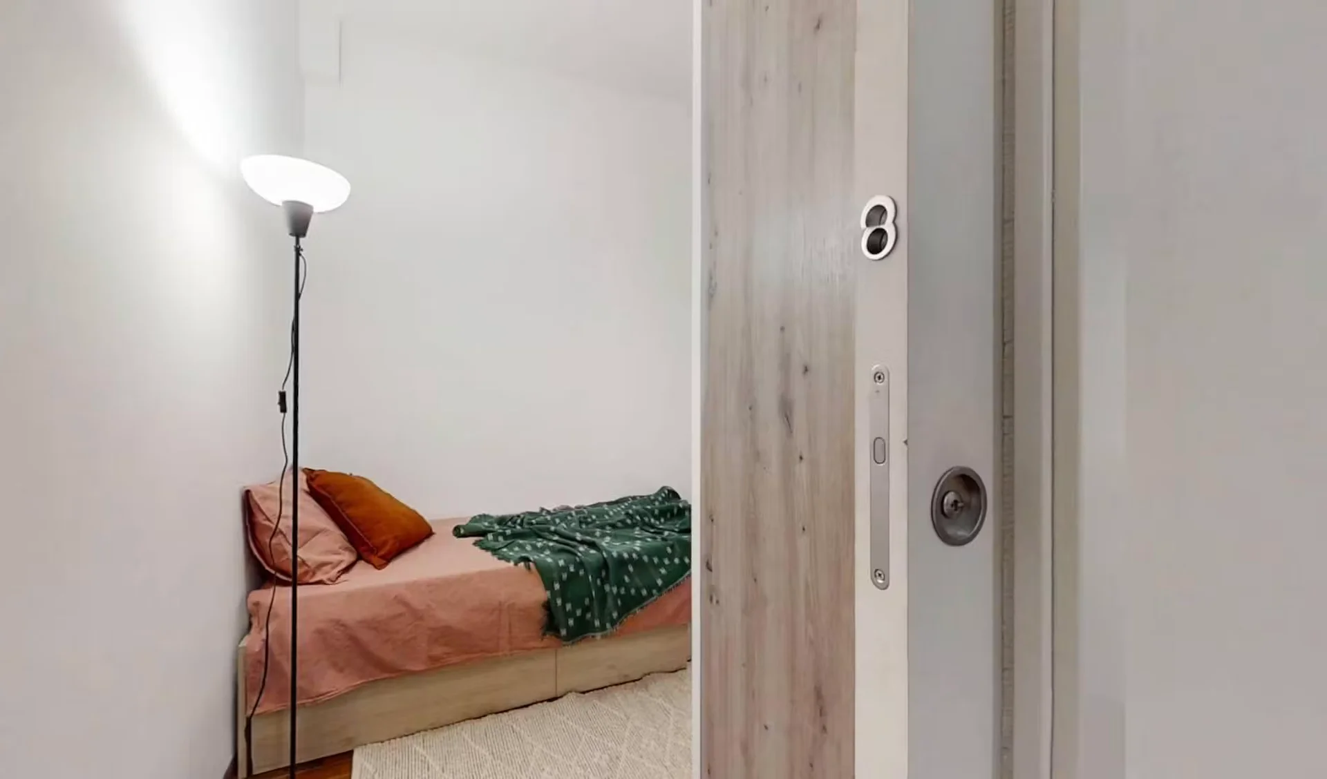 Habitación asequible para estudiantes con buena iluminación en