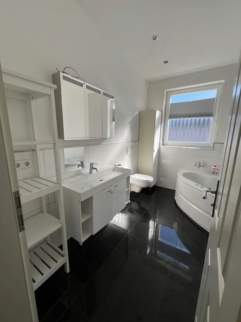 Comfortable and spacious student room in 