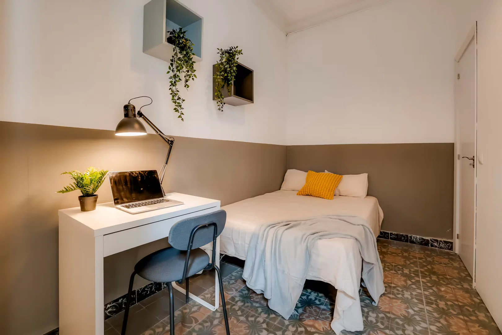 Economical student room with convenient location in