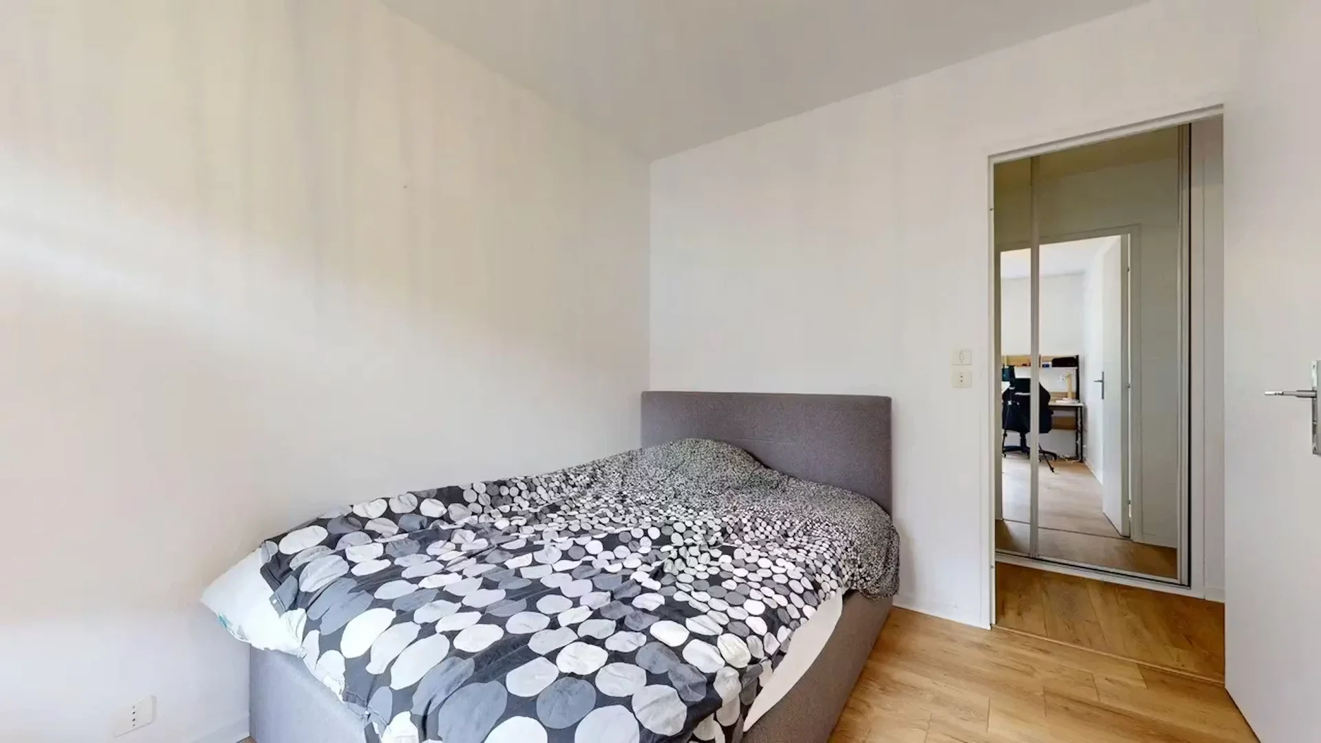Bezahlbares Zimmer für Studenten mit ausreichender Beleuchtung in
