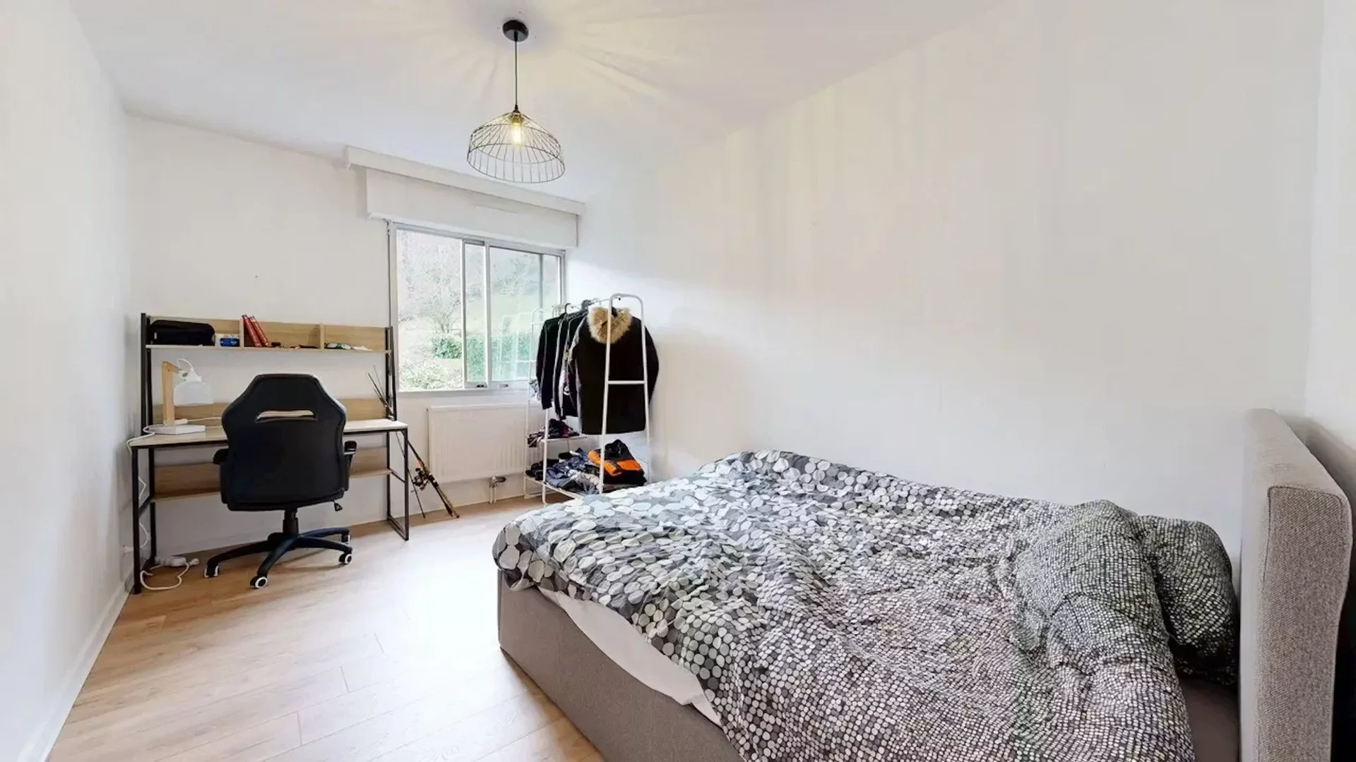 Studentenzimmer in mit Arbeitsbereich und Gemeinschaftseinrichtungen