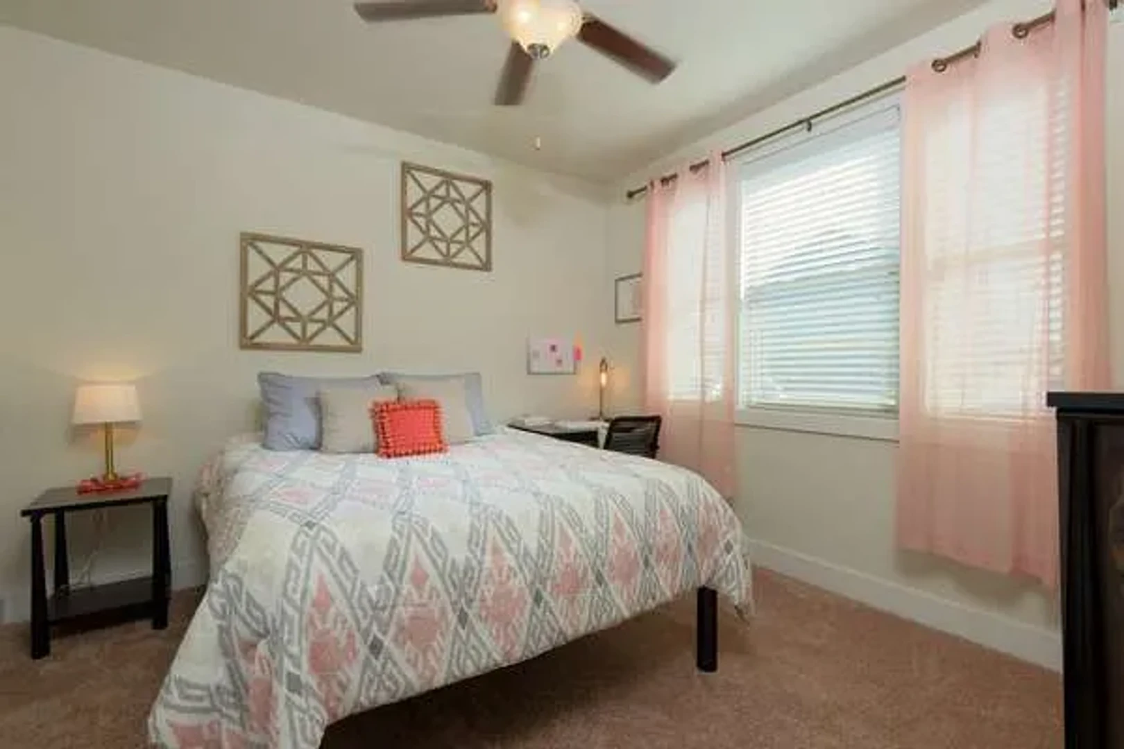 Accommodation with 3 bedrooms in Bryan