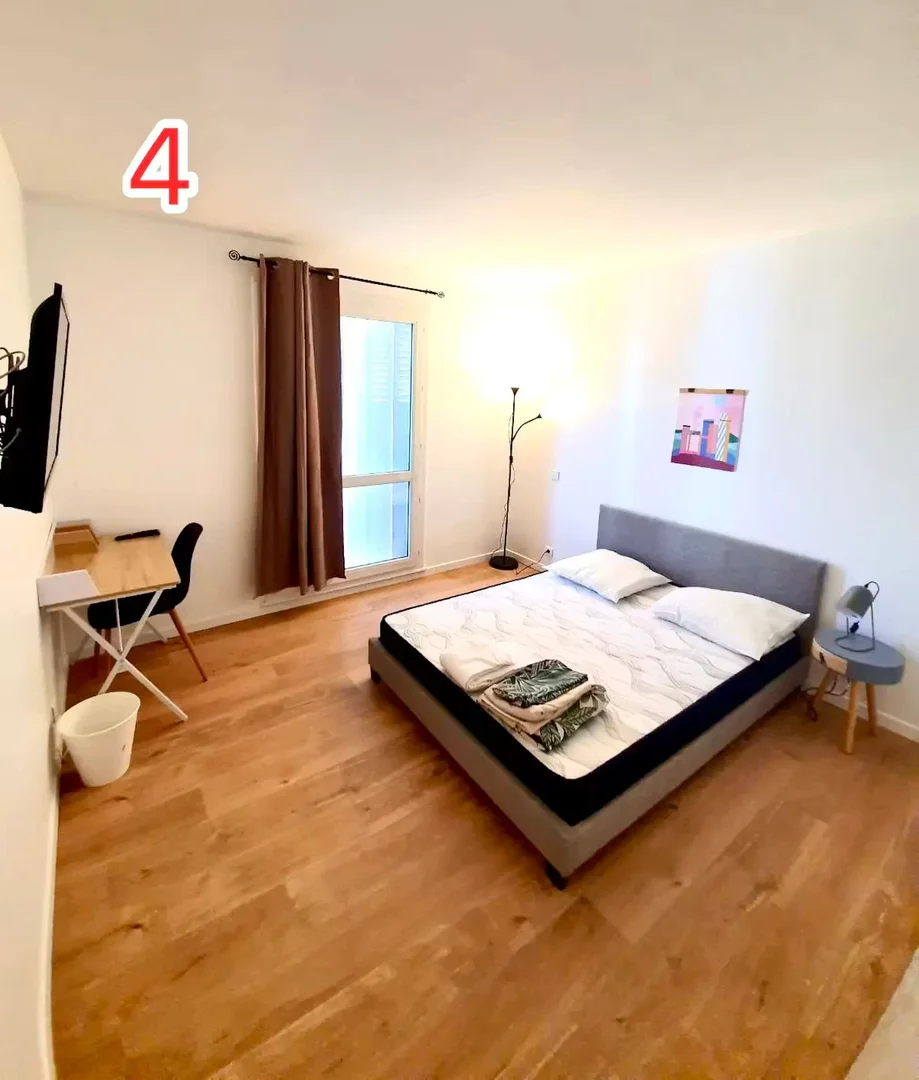  bölgesinde uygun konuma sahip ekonomik öğrenci odası