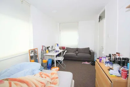 Quarto para alugar ao mês em {area}