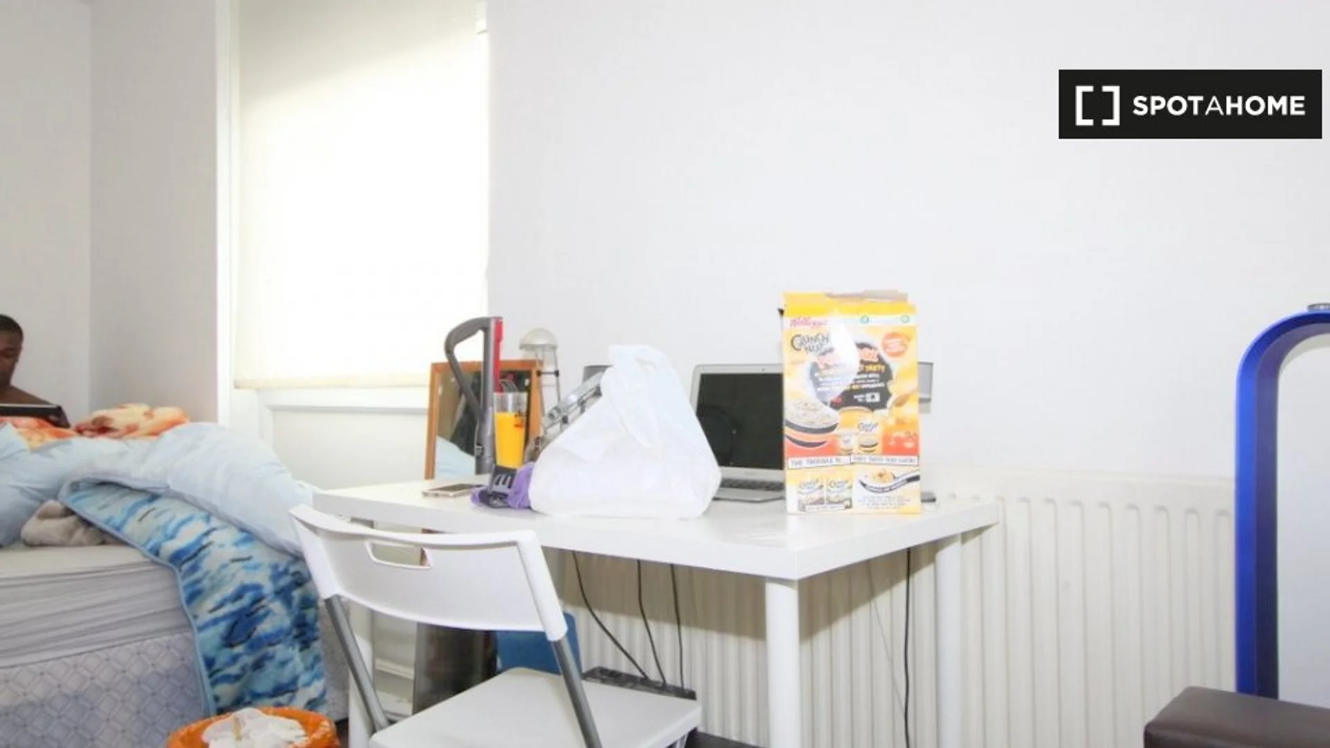 Quarto acessível para estudantes com iluminação ampla em 