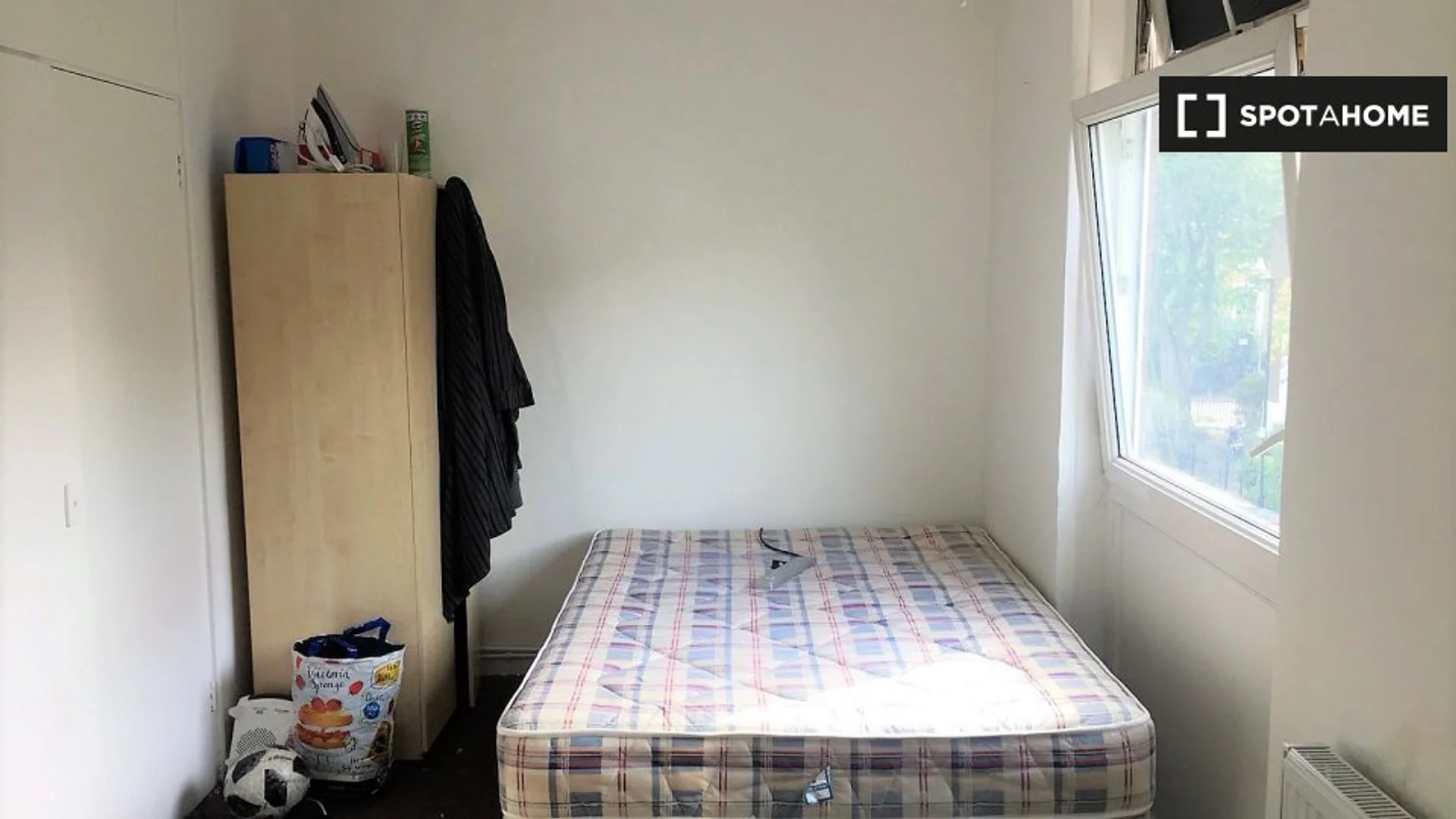 Quarto de estudante confortável e espaçoso em 