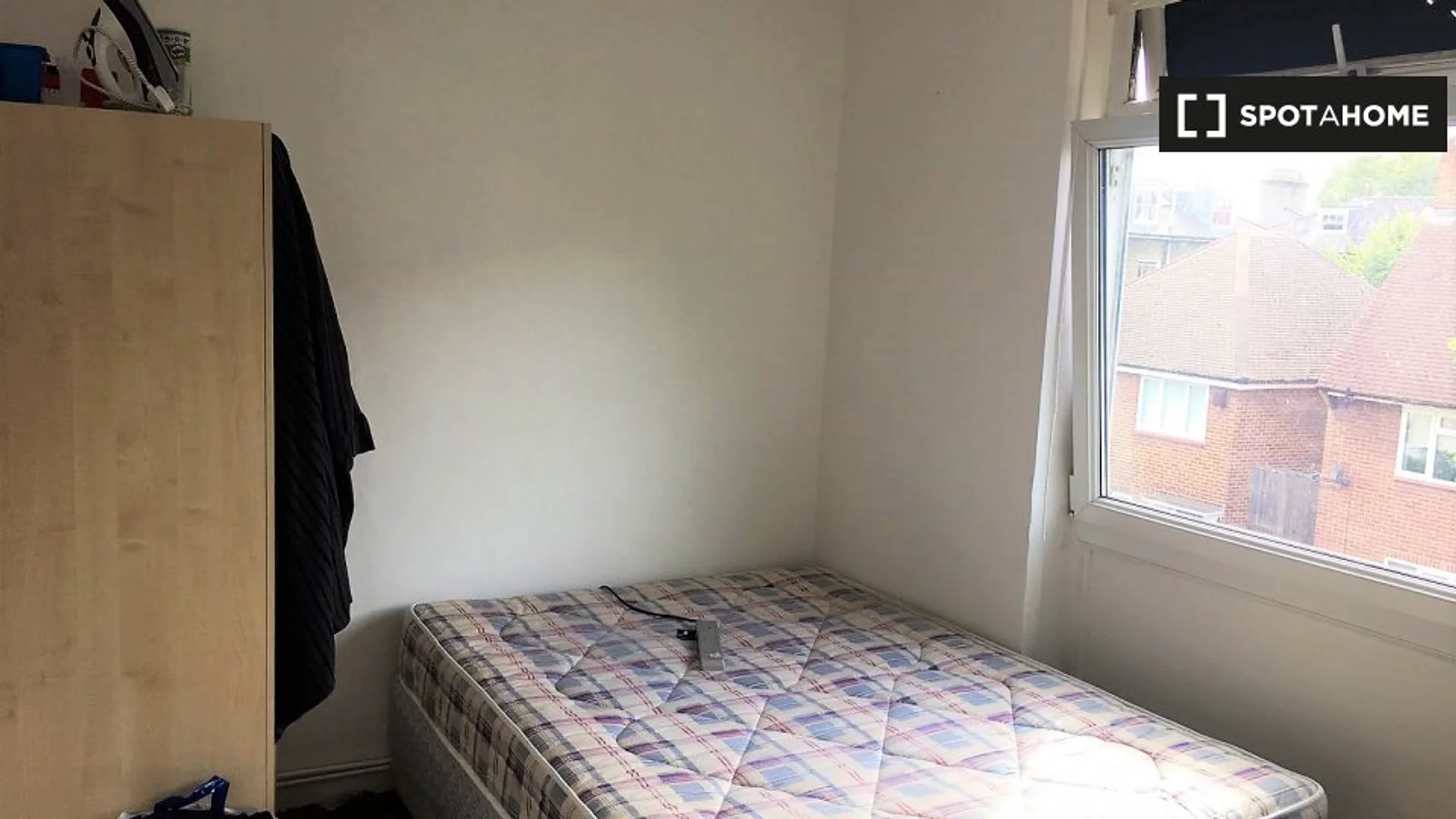 Quarto de estudante luminoso e arejado com acesso fácil à universidade em 