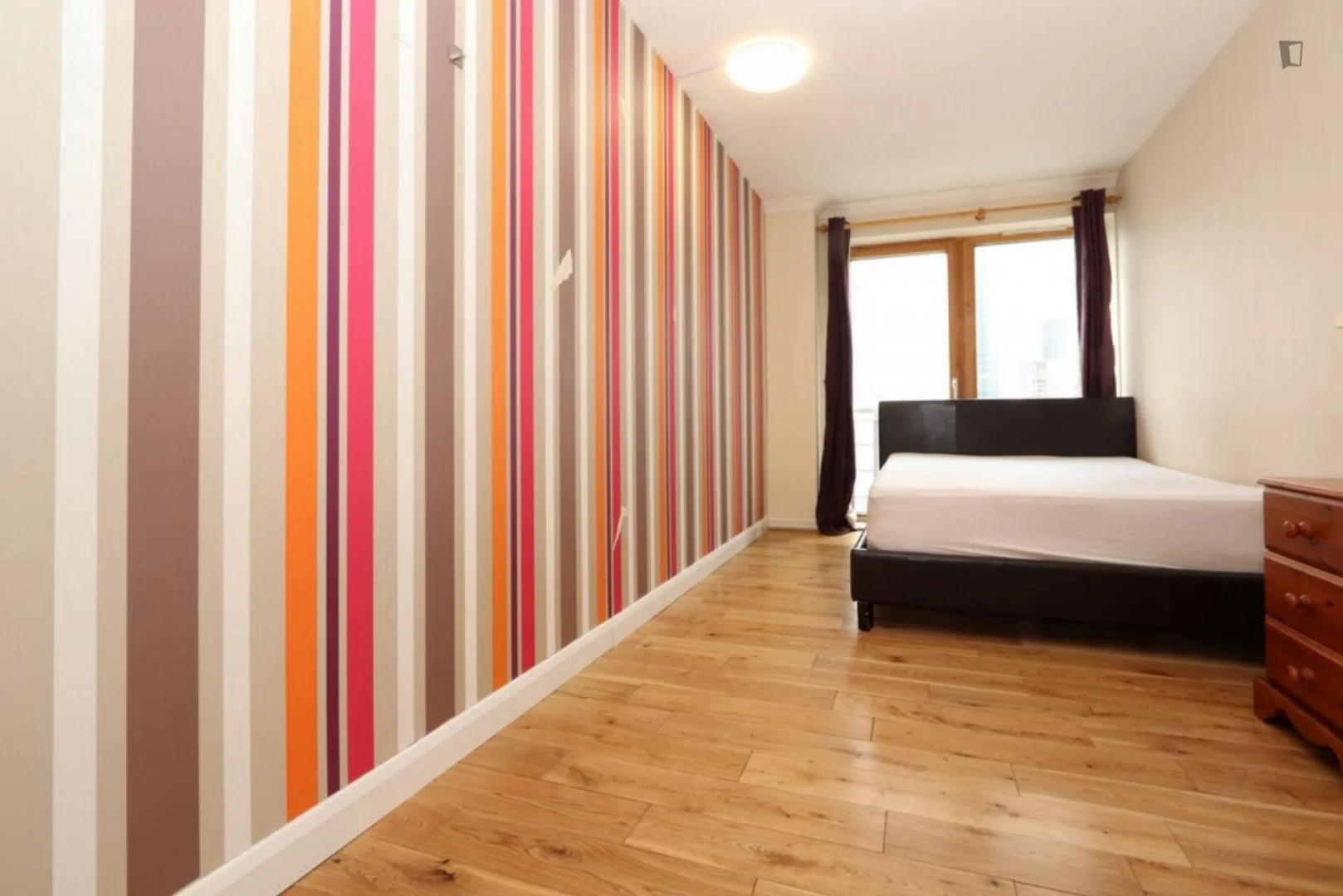 'de modern olanaklara sahip öğrenci dostu oda