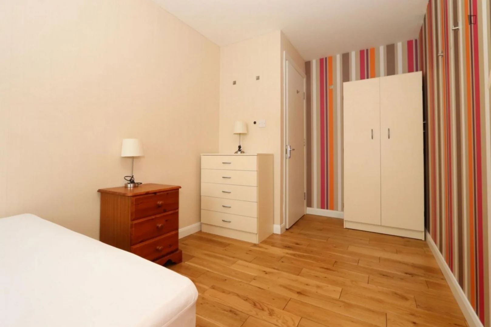 'da öğrenciler için yeterli aydınlatmaya sahip uygun fiyatlı oda