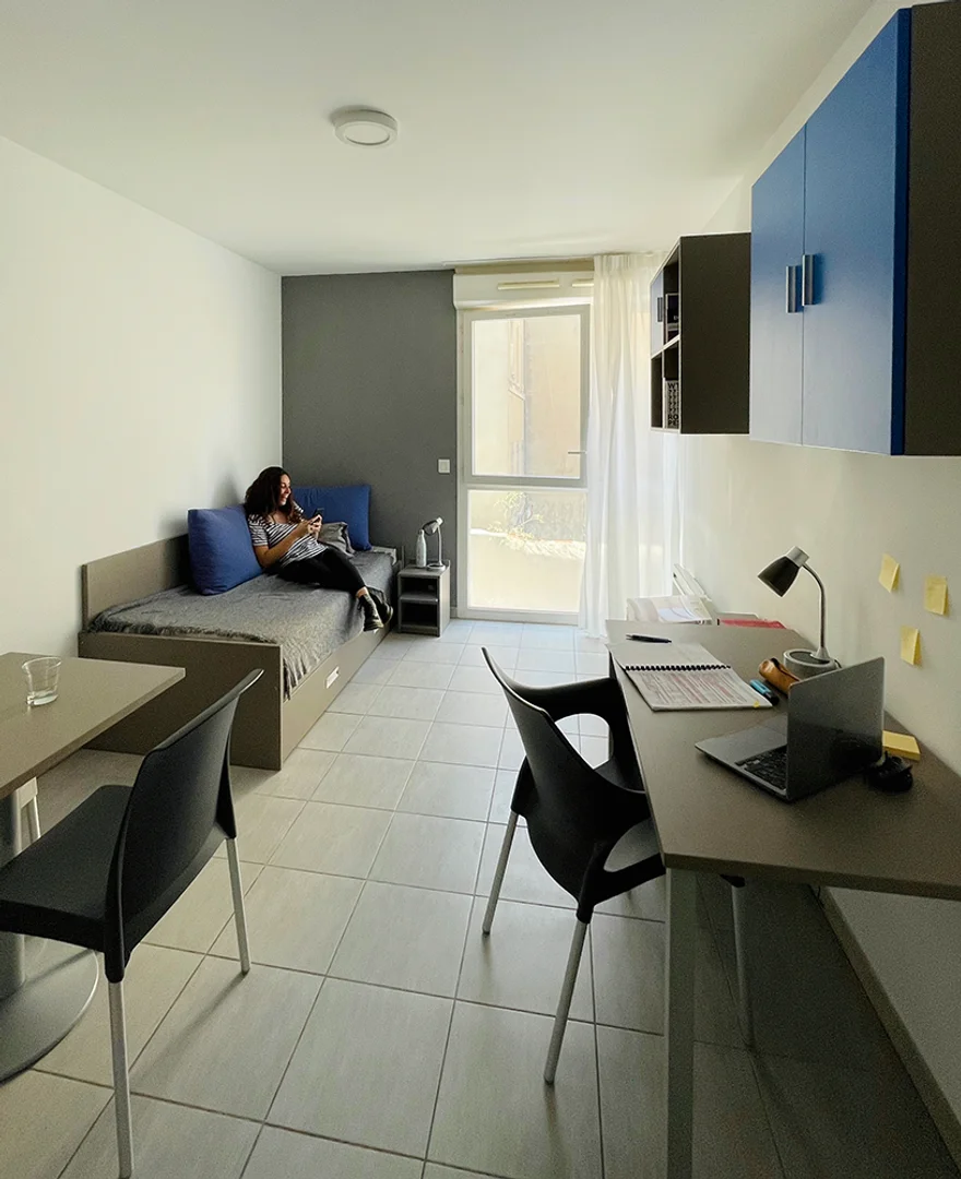 Chambre abordable pour les étudiants avec un bon éclairage dans 