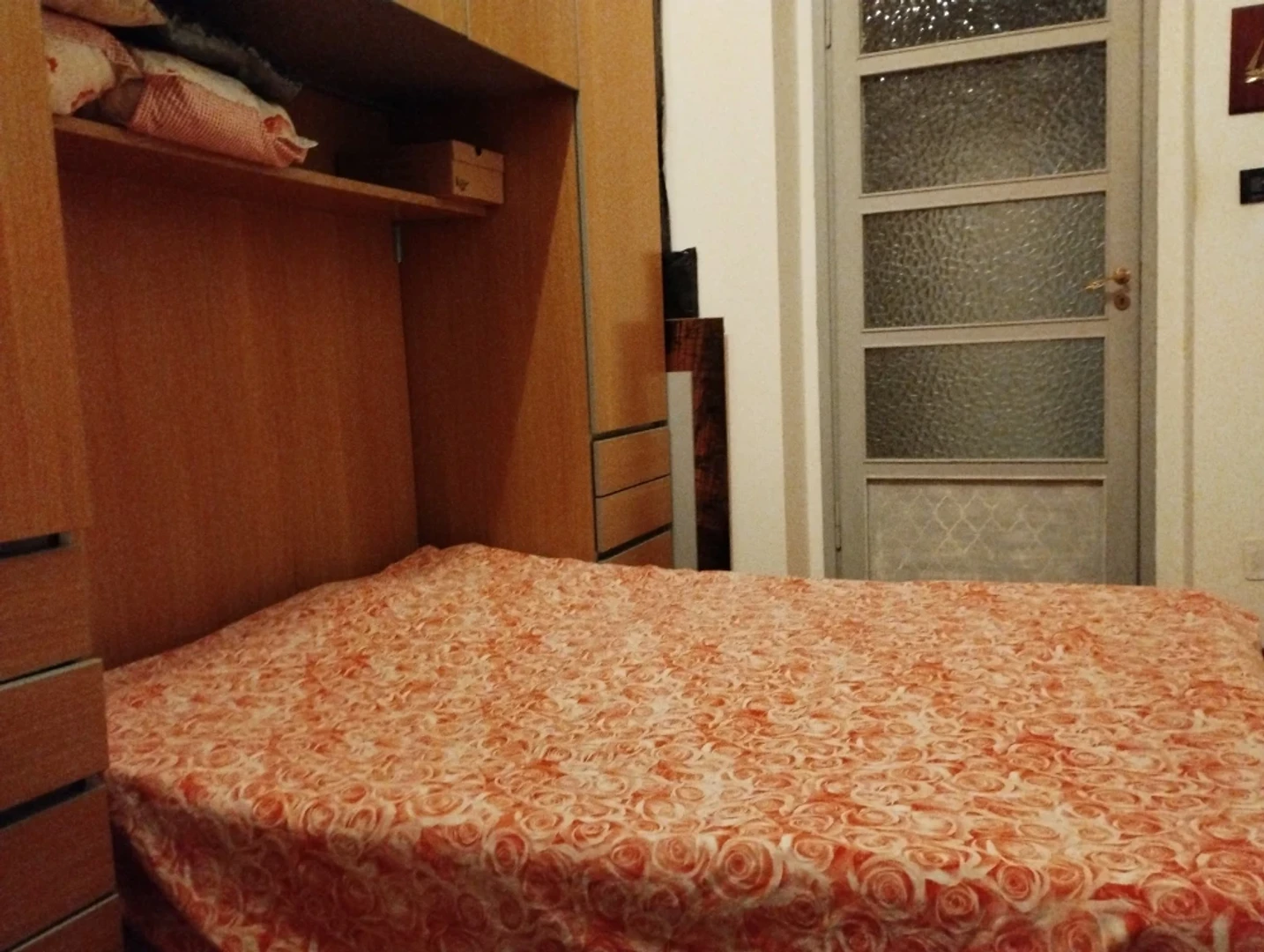 Quarto para alugar com cama de casal em Turim